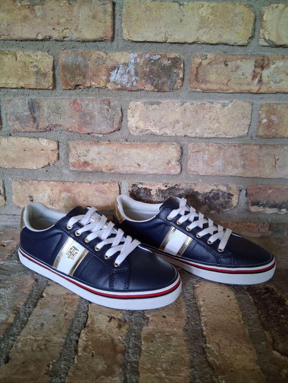 TOMMY HILFIGER FENTII DESIGNER LEATHER SNEAKERS SIZE 8.5 - Picture 3 of 8